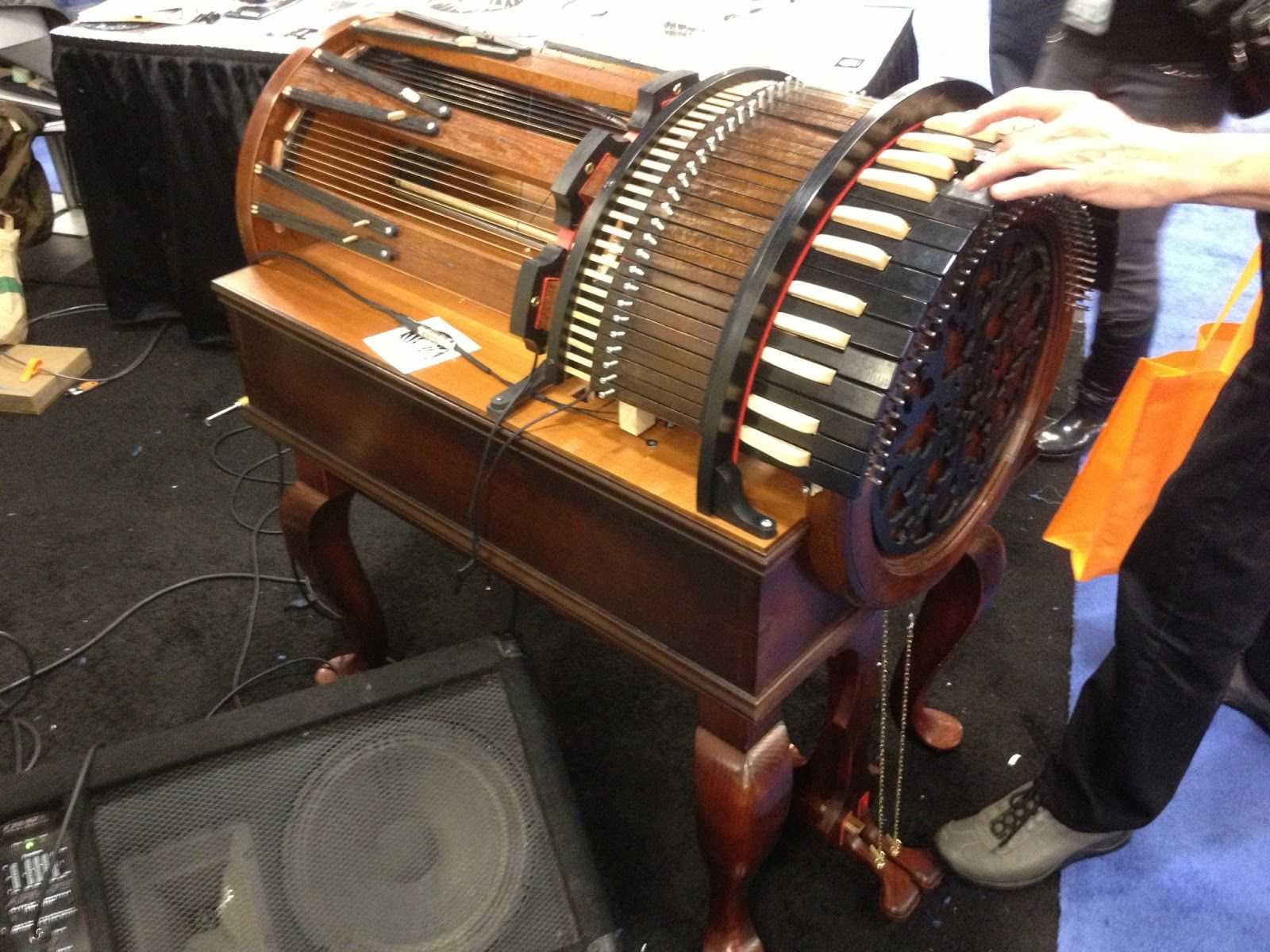 Самый низкий звук среди струнных инструментов издает октобас