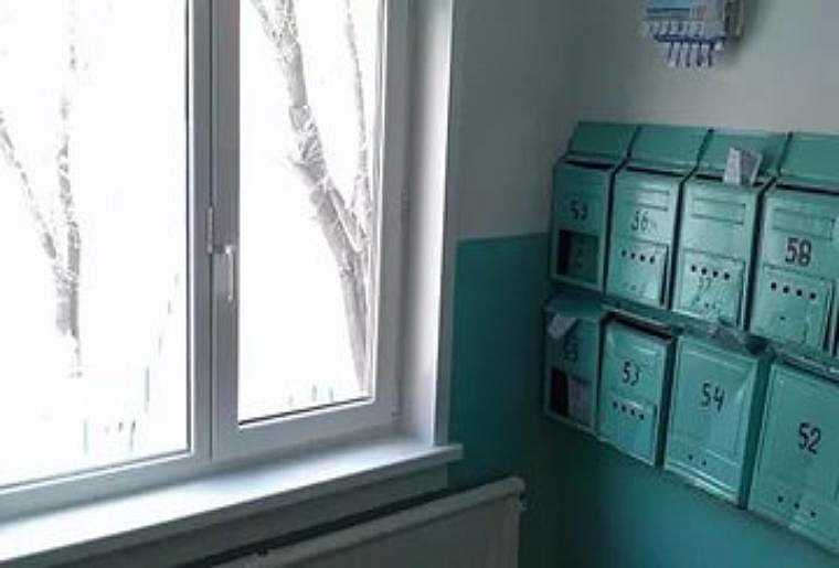 Почему раньше в деревенских домах окна открывались наружу?
