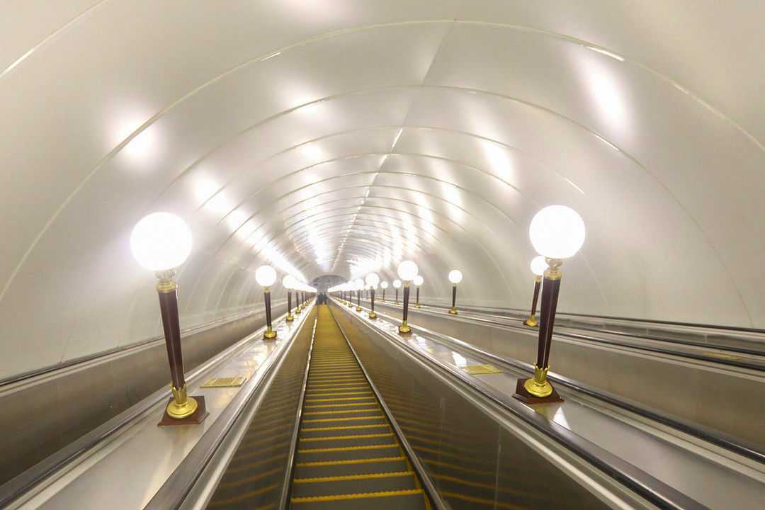 о том, как менялся логотип московского и петербургского метро Почему буква М в Москве красного цвета, а в Санкт-Петербурге - синего