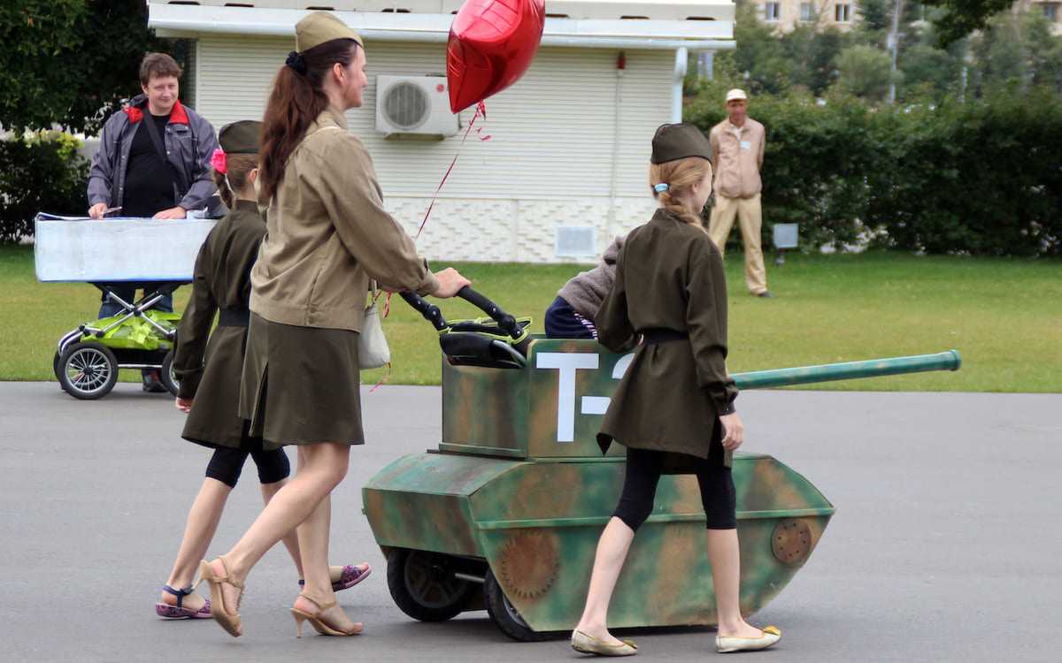 Как из военных моряков попасть в физики и как, совершенствуя изобретения одних нобелиатов и проверяя открытия других, получить собственную премию, читайте в рубрике Как получить Нобелевку